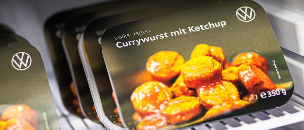 Die VW-Currywurst steht künftig auch als Fertiggericht im Supermarktregal.