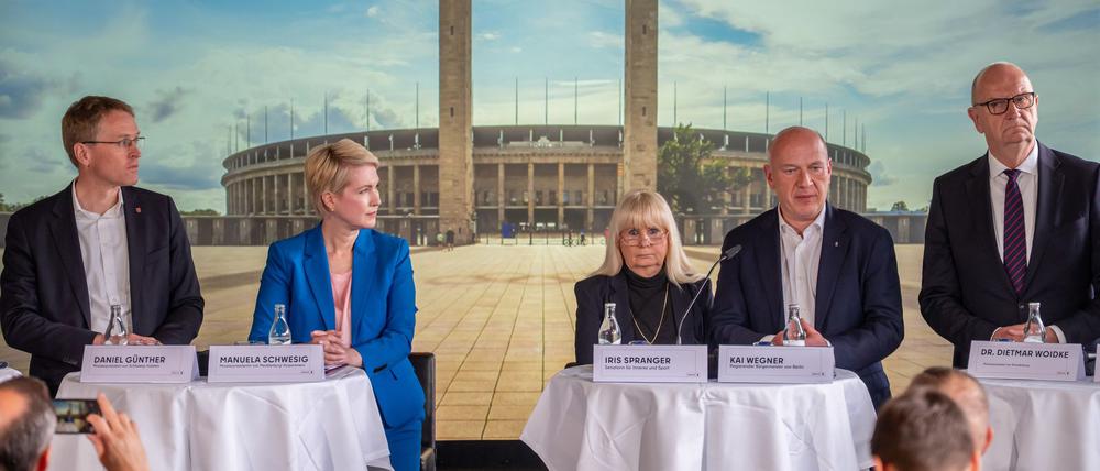 Verschiedene Politikerinnen und Politiker stellen am Dienstag die Olympia-Bewerbung vor