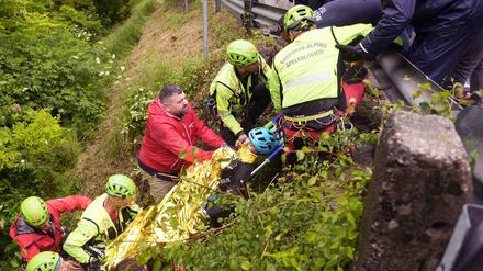 Der Italiener Alessio Martinelli wird nach seinem Sturz von Rettungskräften behandelt.