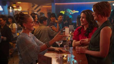 Hoch die Tassen. Carrie (Sarah Jessica Parker, links), Charlotte (Kristin Davis, in rot) und Miranda (Cynthia Nixon, vorne rechts) beim Umtrunk in der Lesbenbar. 