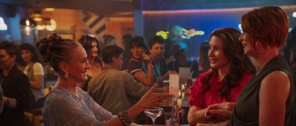 Hoch die Tassen. Carrie (Sarah Jessica Parker, links), Charlotte (Kristin Davis, in rot) und Miranda (Cynthia Nixon, vorne rechts) beim Umtrunk in der Lesbenbar. 