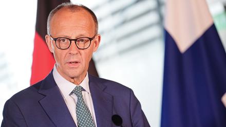 Bundeskanzler Friedrich Merz (CDU) sieht die Reichweitenfreigabe für deutsche Waffen in der Ukraine als nötig an. 