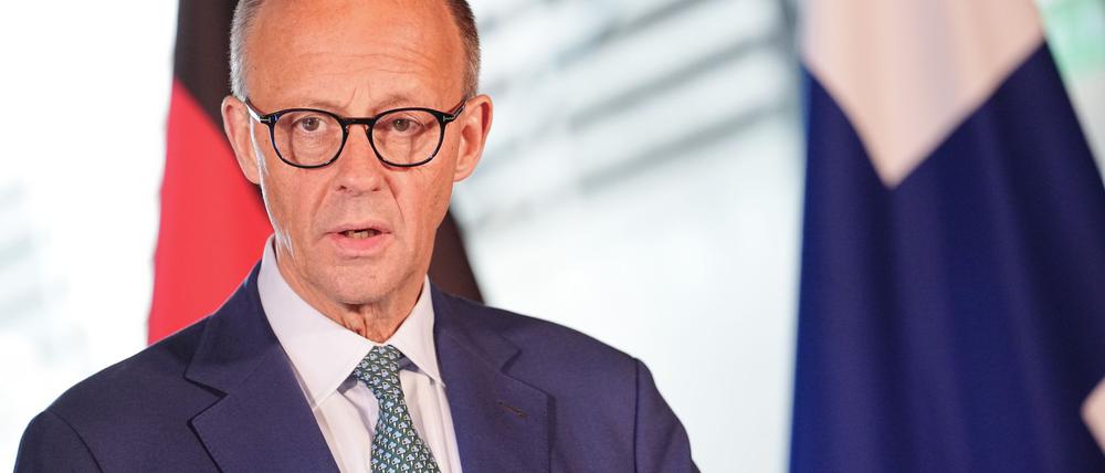 Bundeskanzler Friedrich Merz (CDU) sieht die Reichweitenfreigabe für deutsche Waffen in der Ukraine als nötig an.