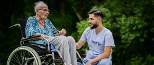 Seine Hilfe ist gern gesehen: Ohne ausländische Fachkräfte wäre die Situation in der Pflege noch angespannter, als sie es ohnehin schon ist.