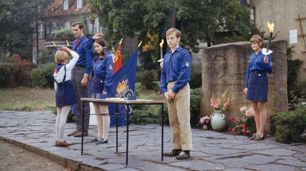 Erstklässler werden vor dem Thälmann-Gedenkstein am damaligen Pionierhaus in Potsdam in die Pionierorganisation aufgenommen.