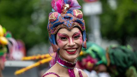 Eine Tänzerin der Gruppe «Sapucaiu No Samba» lächelt vor der Parade zum 26. Karneval der Kulturen. 