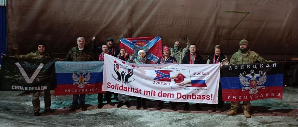 Vereinsvertreter bei der Ankunft mit einer Lieferung für die Separatisten. 