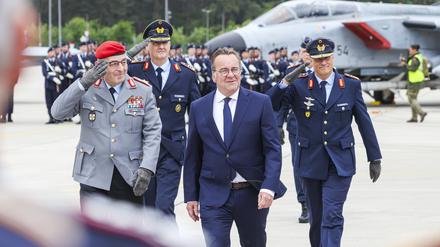 General Carsten Breuer (l-r), Generalinspekteur der Bundeswehr, Generalleutnant Holger Neumann, neuer Inspekteur der Luftwaffe, Boris Pistorius (SPD), Bundesminister der Verteidigung, und Generalleutnant Ingo Gerhartz, ehemaliger Generalinspekteur der Luftwaffe, laufen bei einem Übergabeappell die Formation auf dem Gelände vom Fliegerhorst Wunstorf ab. 