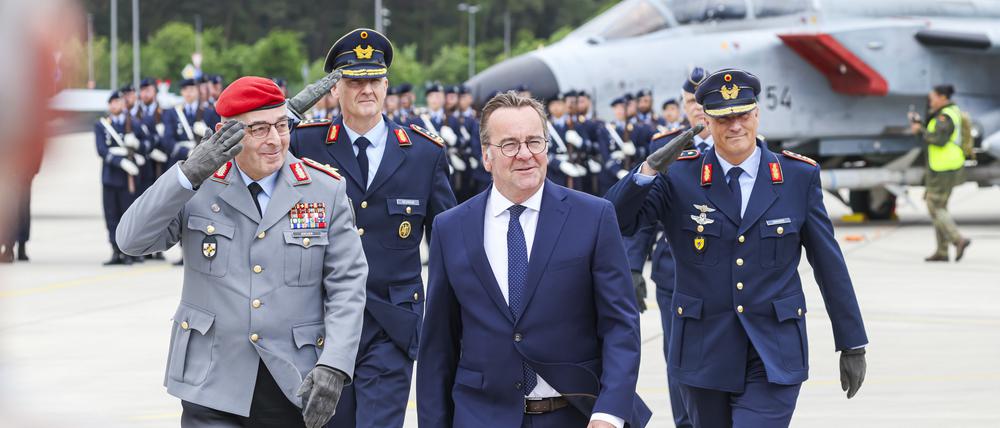 General Carsten Breuer (l-r), Generalinspekteur der Bundeswehr, Generalleutnant Holger Neumann, neuer Inspekteur der Luftwaffe, Boris Pistorius (SPD), Bundesminister der Verteidigung, und Generalleutnant Ingo Gerhartz, ehemaliger Generalinspekteur der Luftwaffe, laufen bei einem Übergabeappell die Formation auf dem Gelände vom Fliegerhorst Wunstorf ab. 