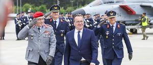 General Carsten Breuer (l-r), Generalinspekteur der Bundeswehr, Generalleutnant Holger Neumann, neuer Inspekteur der Luftwaffe, Boris Pistorius (SPD), Bundesminister der Verteidigung, und Generalleutnant Ingo Gerhartz, ehemaliger Generalinspekteur der Luftwaffe, laufen bei einem Übergabeappell die Formation auf dem Gelände vom Fliegerhorst Wunstorf ab. 