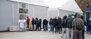 Berlins größte Geflüchtetenunterkunft hat in Tegel ihren Platz auf dem ehemaligen Flughafengelände.  (Archivfoto)