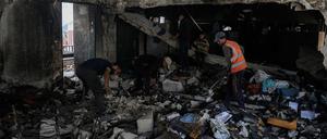 Palästinenser durchsuchen die Trümmer vor der Fahmi Al-Jarjawi-Schule nach einem israelischen Luftangriff in Gaza-Stadt. (Symbolfoto)