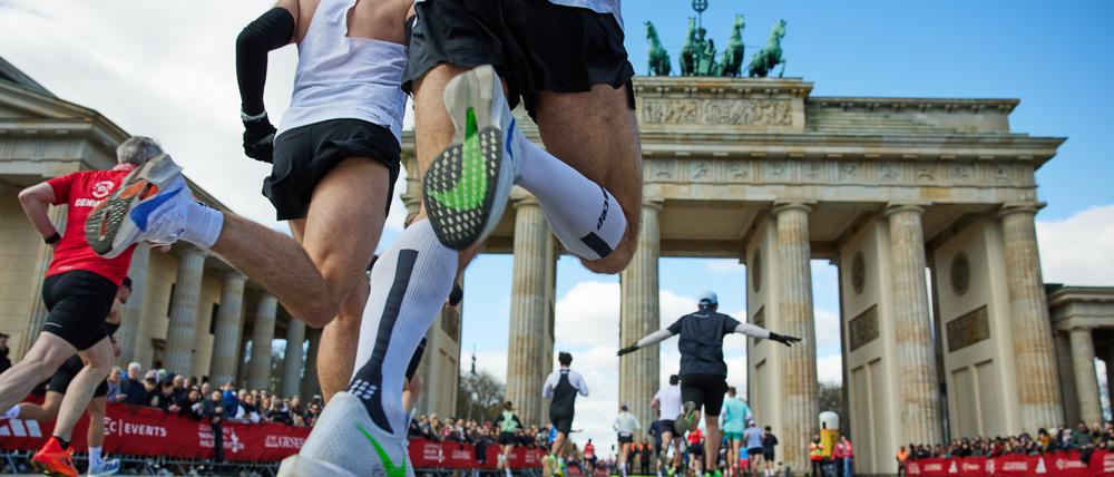 Sport am Brandenburger Tor ist nicht ganz neu. Es ist auch Kulisse des Berlin-Marathons.
