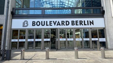 Die Shopping-Mall „Boulevard Berlin“ an der Steglitzer Schloßstraße soll zum Mixed-Used-Haus umgebaut werden. Im Erd- und Untergeschoss haben Läden Platz, in den oberen Stockwerke werden Büroflächen eingerichtet.