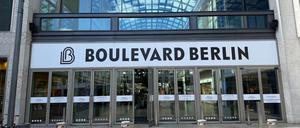 Die Shopping-Mall „Boulevard Berlin“ an der Steglitzer Schloßstraße soll zum Mixed-Used-Haus umgebaut werden. Im Erd- und Untergeschoss haben Läden Platz, in den oberen Stockwerke werden Büroflächen eingerichtet.