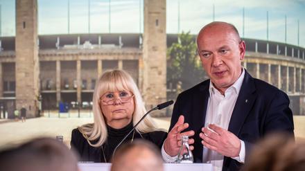 Berlins Sportsenatorin Iris Spranger (SPD) und Kai Wegner (CDU), Regierender Bürgermeister von Berlin, nehmen an der Vorstellung der Olympia-Bewerbung „Berlin+“ im Olympiastadion teil.