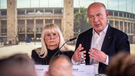 Berlins Sportsenatorin Iris Spranger (SPD) und Kai Wegner (CDU), Regierender Bürgermeister von Berlin, nehmen an der Vorstellung der Olympia-Bewerbung „Berlin+“ im Olympiastadion teil