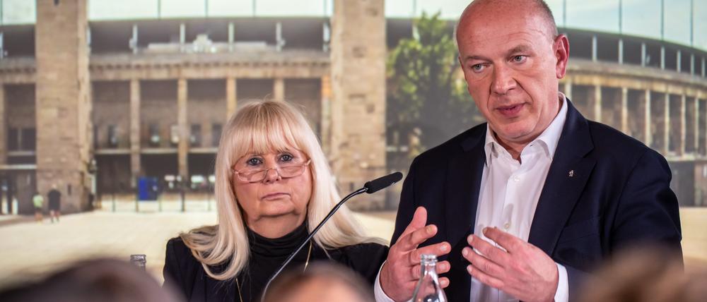 Berlins Sportsenatorin Iris Spranger (SPD) und Kai Wegner (CDU), Regierender Bürgermeister von Berlin, nehmen an der Vorstellung der Olympia-Bewerbung „Berlin+“ im Olympiastadion teil