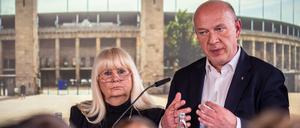 Berlins Sportsenatorin Iris Spranger (SPD) und Kai Wegner (CDU), Regierender Bürgermeister von Berlin, nehmen an der Vorstellung der Olympia-Bewerbung „Berlin+“ im Olympiastadion teil.