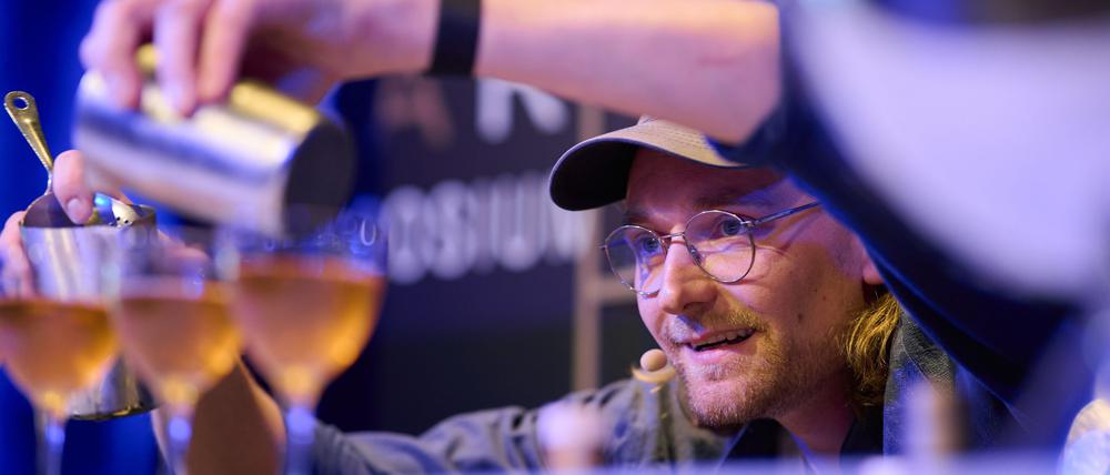 Wladimir Reichert von der erst kürzlich eröffneten Bar „Studio“ in Zürich mixt seinen Gewinner-Cocktail „Unruh“.