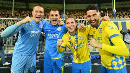 Kritisiert den eigenen Verein: Braunschweigs Sven Köhler (2. v.l.), zusammen mit Ron-Thorben Hoffmann, Lino Tempelmann und Fabio Kaufmann nach der erfolgreichen Relegation gegen den 1. FC Saarbrücken.