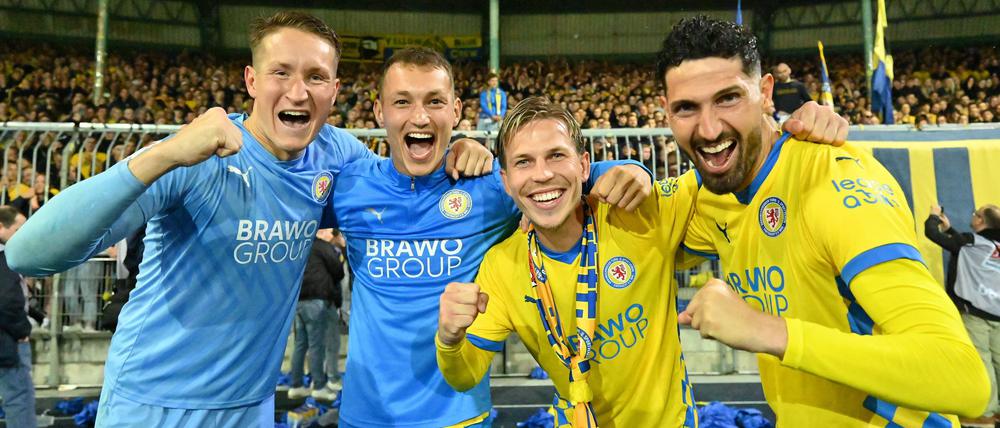 Kritisiert den eigenen Verein: Braunschweigs Sven Köhler (2. v.l.), zusammen mit Ron-Thorben Hoffmann, Lino Tempelmann und Fabio Kaufmann nach der erfolgreichen Relegation gegen den 1. FC Saarbrücken.