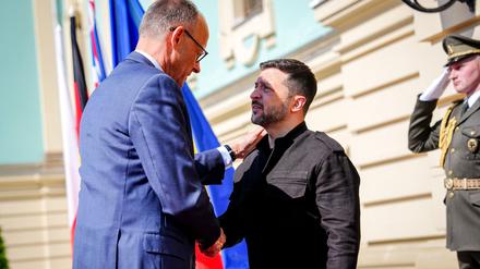 Bundeskanzler Merz wird bei seinem Besuch in Kiew Anfang Mai von Präsident Selenskyj in Empfang genommen. (Archivbild)