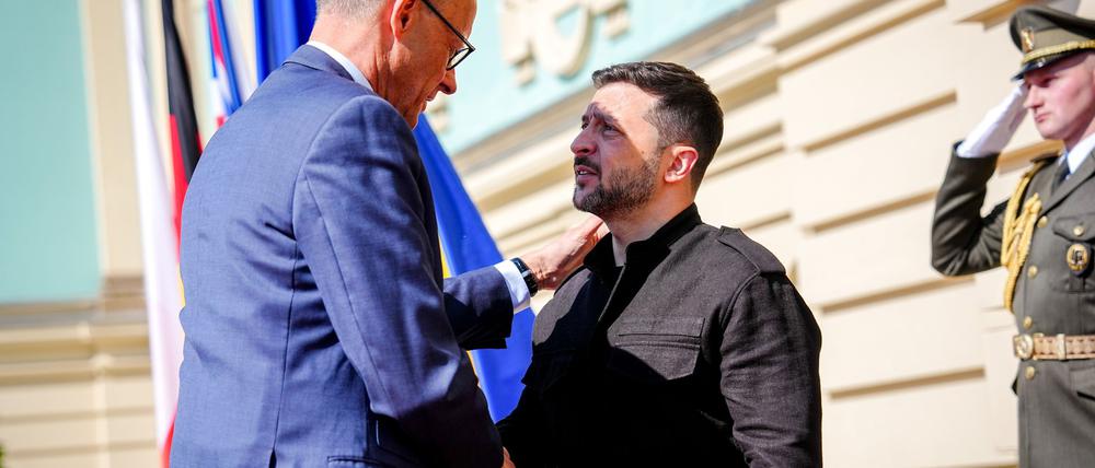 Bundeskanzler Merz wird bei seinem Besuch in Kiew Anfang Mai von Präsident Selenskyj in Empfang genommen. (Archivbild)