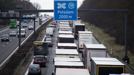 Staus sind vor allem am heutigen Mittwoch vor dem Feiertag Christi Himmelfahrt auf Autobahnen zu erwarten. (Archivbild)