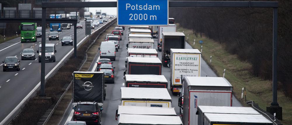 Staus sind vor allem am heutigen Mittwoch vor dem Feiertag Christi Himmelfahrt auf Autobahnen zu erwarten. (Archivbild)