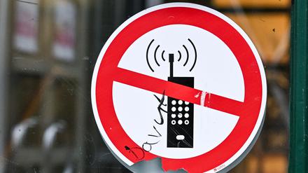 Brandenburgs Grund- und Förderschulen sind während des Unterrichts bald handyfreie Zone. (Archivbild)