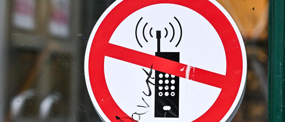 Brandenburgs Grund- und Förderschulen sind während des Unterrichts bald handyfreie Zone. (Archivbild)