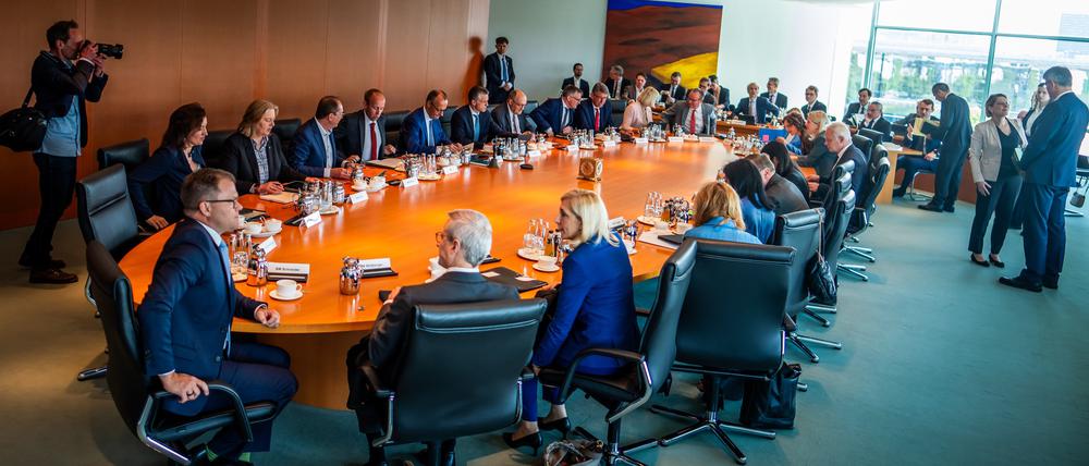Bundeskanzler Friedrich Merz (CDU) spricht zu Beginn der Sitzung des Bundeskabinetts im Kanzleramt.
