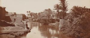 Georg Schweinfurth sitzt bei einer Forschungsreise am Ufer des Bahr Yusuf (1888).