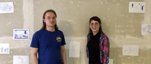 Milan Braun und Carola Rümper vor der noch im Aufbau befindlichen Arbeit "Ene mene muh" in der Ausstellung "Loser-Ehre" im Projektraum "mp43" in Berlin-Hellersdorf.