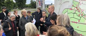 Die SPD-Abgeordneten Lars Rauchfuß und Sevim Aydin werden auf dem Tempelhofer Feld für eine „sozialverträgliche Randbebauung“.