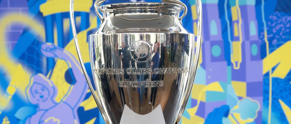 In München wird um den wichtigsten Pokal im Vereinsfußball gespielt.