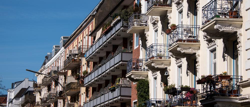 Die Fassaden von Mehrfamilienhäusern im Stadtteil Eimsbüttel leuchten im Sonnenlicht.