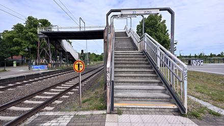Die Fußgängerbrücke am Bahnhof Marquardt hat keine Aufzüge, laut Bahn gebe es an der Station zu wenig Reisende dafür.