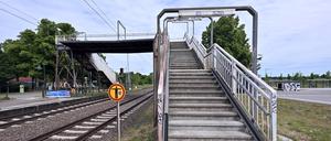 Die Fußgängerbrücke am Bahnhof Marquardt hat keine Aufzüge, laut Bahn gebe es an der Station zu wenig Reisende dafür.