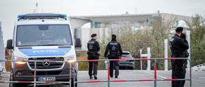 Polizeibeamte sichern das Regierungsviertel und die Zufahrt zum Bundeskanzleramt. (Archivbild)