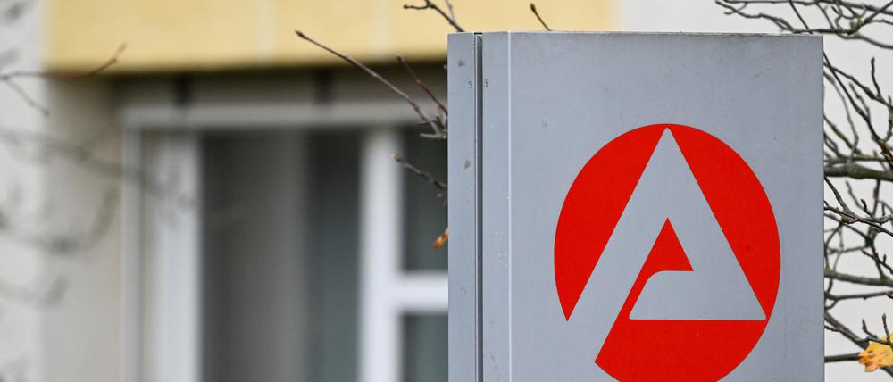12.11.2024, Brandenburg, Oranienburg: Schild vor der Arbeitsagentur. 
