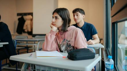 Ein Mädchen im Klassenraum. Oft schaffen es Jugendliche, im Unterricht interessiert zu schauen, obwohl sie völlig abwesend sind.