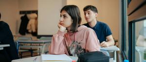 Ein Mädchen im Klassenraum. Oft schaffen es Jugendliche, im Unterricht interessiert zu schauen, obwohl sie völlig abwesend sind.