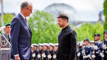 Der ukrainische Präsident Wolodymyr Selenskyj (r.) ist am Mittwoch von Bundeskanzler Friedrich Merz (CDU) mit militärischen Ehren begrüßt worden.