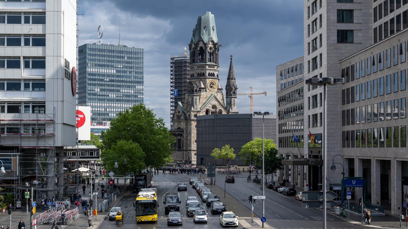 Die-Turmruine-der-Ged-chtniskirche-wird-umgebaut-F-llung-f-r-einen-hohlen-Zahn-