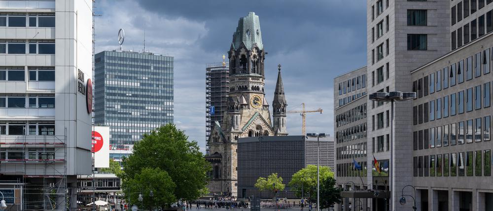 16.05.2025, Berlin: Dunkle Wolken ziehen hinter der von der Sonne beschienenen Kaiser-Wilhelm-Gedächtniskirche auf. Foto: Soeren Stache/dpa +++ dpa-Bildfunk +++