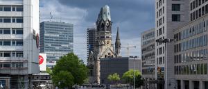 16.05.2025, Berlin: Dunkle Wolken ziehen hinter der von der Sonne beschienenen Kaiser-Wilhelm-Gedächtniskirche auf. Foto: Soeren Stache/dpa +++ dpa-Bildfunk +++