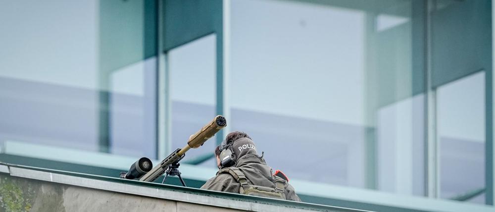 Die Polizei sichert den Besuch des ukrainischen Präsidenten Selenskyj in Berlin mit Scharfschützen ab.