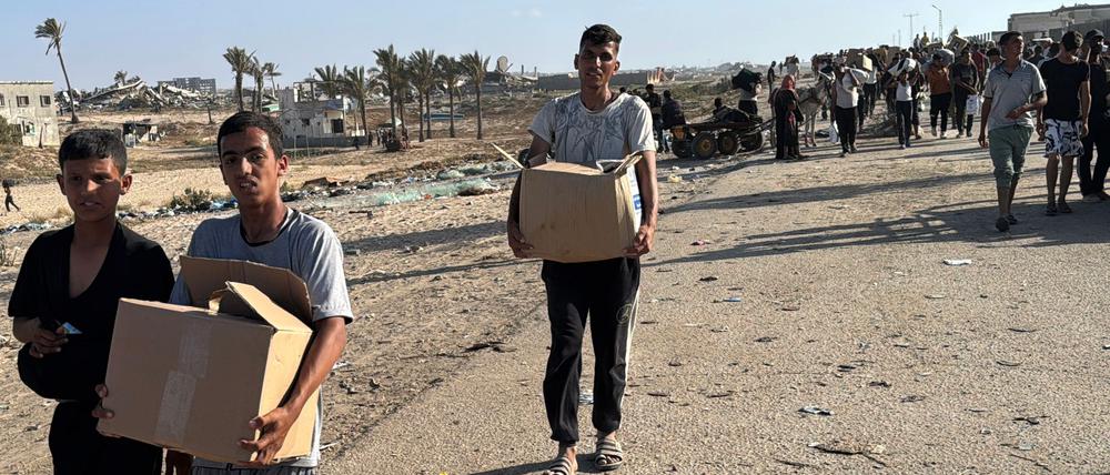 Palästinenser mit Hilfsgütern. 